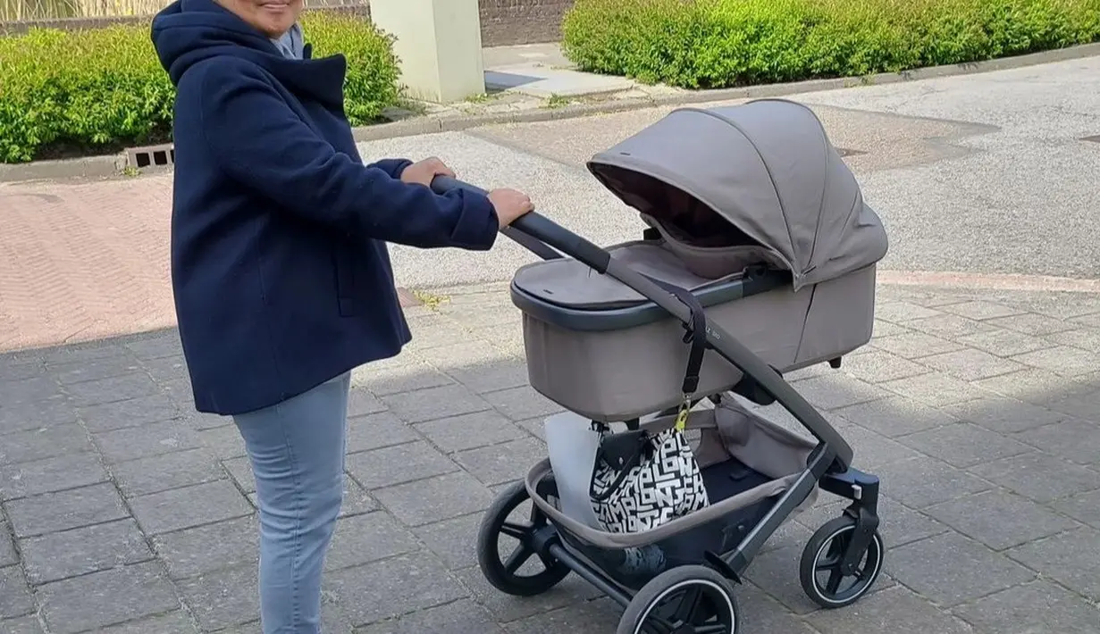 Dalam postingan Gracia Indri, sang ibu terlihat sangat menyayangi cucu pertamanya [instagram/graciaz14]