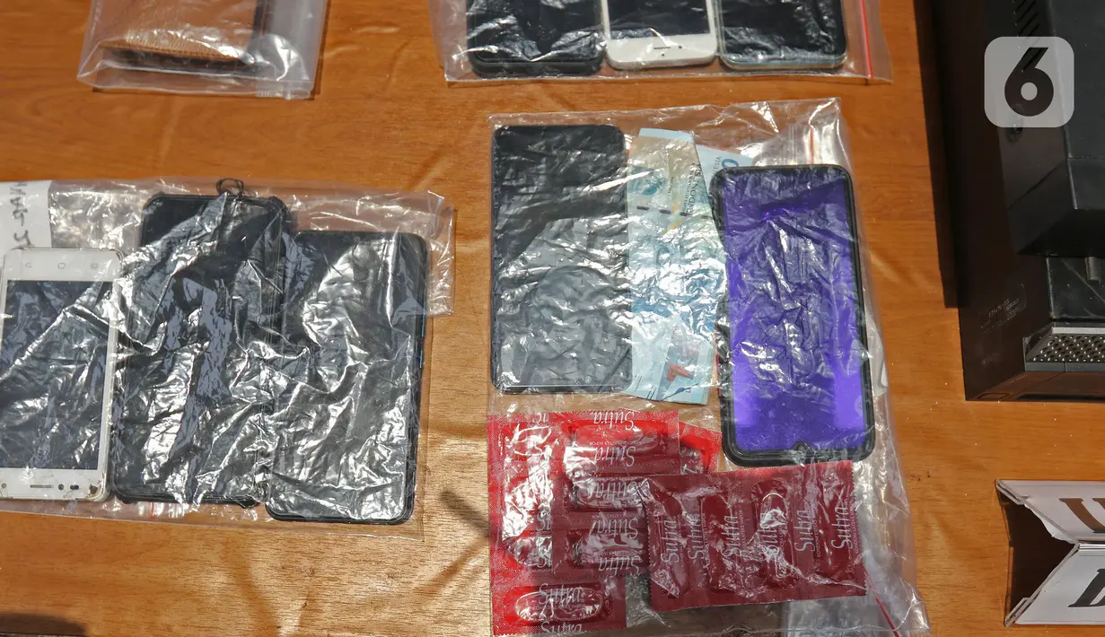 Barang bukti diperlihatkan saat konfrensi pers tersangka artis Cyntiara Alona dalam pengungkapan kasus prostitusi dan eksploitasi anak di Ditreskrimum Polda Metro Jaya, Jakarta, Jumat (19/03/2021). (Liputan6.com/Herman Zakharia)