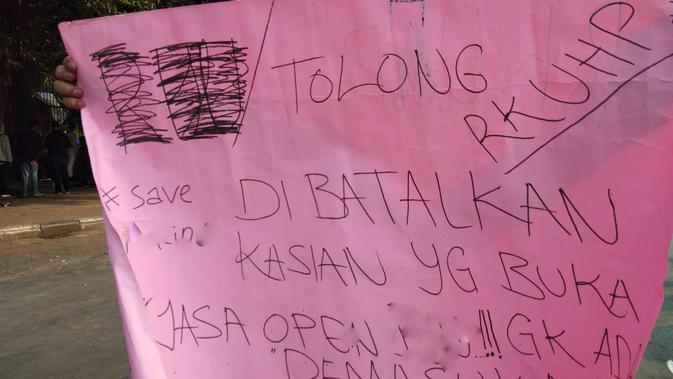 Demo massa berseragam putih abu-abu dan pramuka terjadi di kawasan Palmerah, Jakarta Pusat. (Liputan6.com/Ady Anugrahadi)