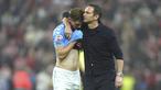 Pelatih Coventry City, Frank Lampard memeluk pemainnya Jack Rudoni setelah timnya kalah dari Sunderland dalam laga leg 2 babak semifinal play off Championship di Stadium of Light, Sunderland, Inggris, Selasa (13/05/2025) waktu setempat. (AP Photo/PA/Owen Humphreys)