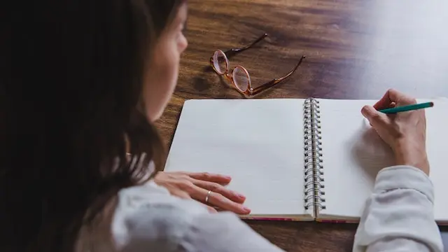 illustrasi wanita sedang journaling