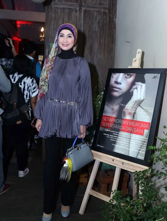 Saat ditemui Bintang.com di kawasan Kebayoran Baru, Jakarta Selatan, Minggu (31/1/2016), Desy mengatakan dengan maraknya kejahatan kepada anak di bawah umur membuat dirinya semakin ‘aware’ kepada putrinya. (Nurwahyunan/Bintang.com)