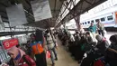 Suasana Stasiun Pasar Senen, Jakarta, Kamis (31/8). Kepala Stasiun Pasar Senen, Dedi Kristanto, mengatakan telah memberangkatkan 19.300 penumpang melalui 24 kereta api reguler dan dua kereta api tambahan. (Liputan6.com/Immanuel Antonius)