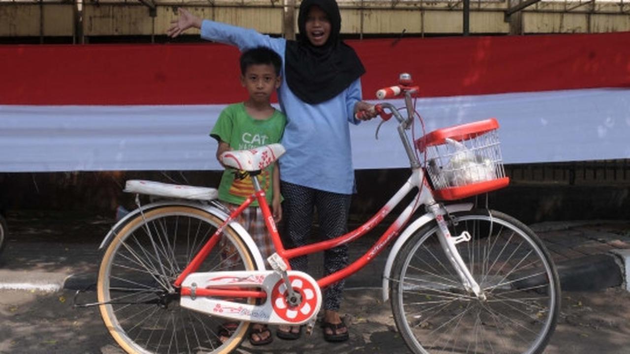 Sambut 17 Agustus, kaum hawa lomba jahit bendera merah putih raksasa
