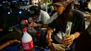 <p>Orang-orang merayakan legalisasi ganja di "Thailand: 420 Legalaew!" festival akhir pekan yang diselenggarakan oleh Highland di provinsi Nakhon Pathom pada 11 Juni 2022. (AFP/Lillian Suwanrumpha)</p>