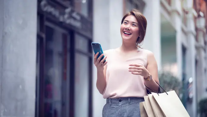 perempuan dan belanja sendiri