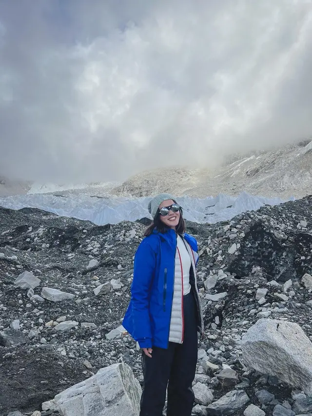 Dikelilingi Gunung Es, Ini 7 Potret Della Dartyan Sampai di Everest Base Camp