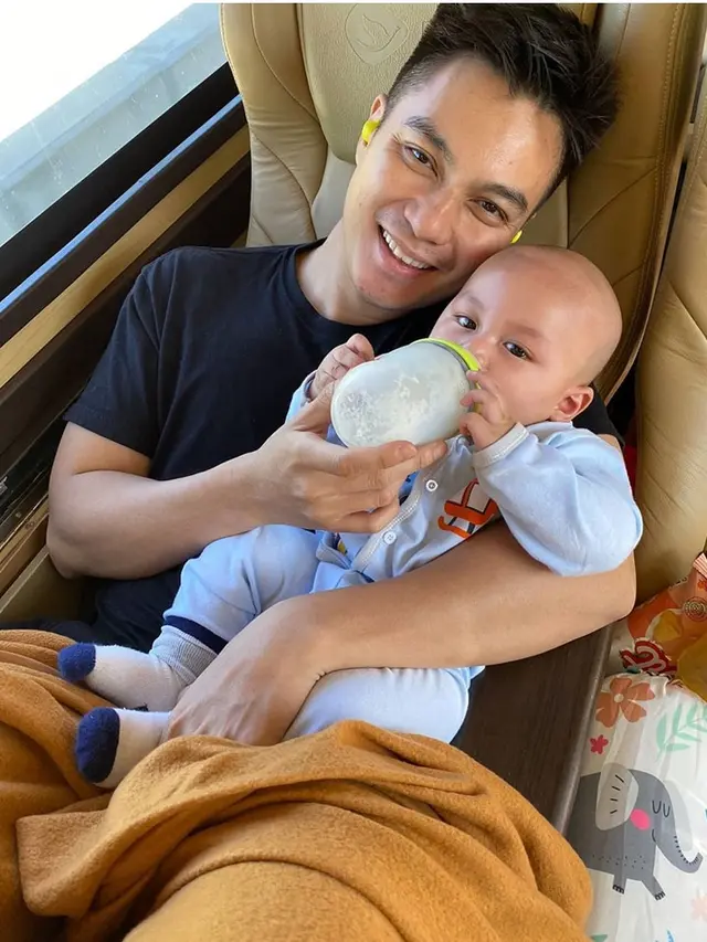 6 Seleb Pria Ini Pamer Muka Bantal saat Asuh Bayi, Ayah Idaman