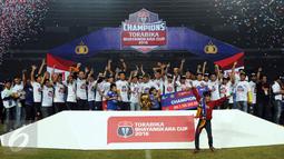 Pemain Arema Cronus bersiap merayakan kemenangan usai mengalahkan Persib di laga final Piala Bhayangkara 2016 melawan Persib di Stadion GBK Jakarta, Minggu (3/4/2016). Arema Cronus unggul 2-0 atas Persib. (Liputan6.com/Helmi Fithriansyah)