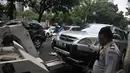 Dinas Perhubungan DKI Jakarta membawa mobil yang terkena razia karena parkir sembarang di depan DPRD, Jakarta, Senin (12/1/2015). (Liputan6.com/Johan Tallo)