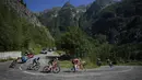 Pebalap tim Ineos Grenadiers, Thomas Pidcock (kiri ketiga) saat Stage 12 Tour de France 2022 yang menempuh rute sepanjang 165,1 km dari Briancon hingga L'Alpe-d'Huez, di Pegunungan Alpen, Prancis, Jumat (14/07/2022). (AP/Thibault Camus)