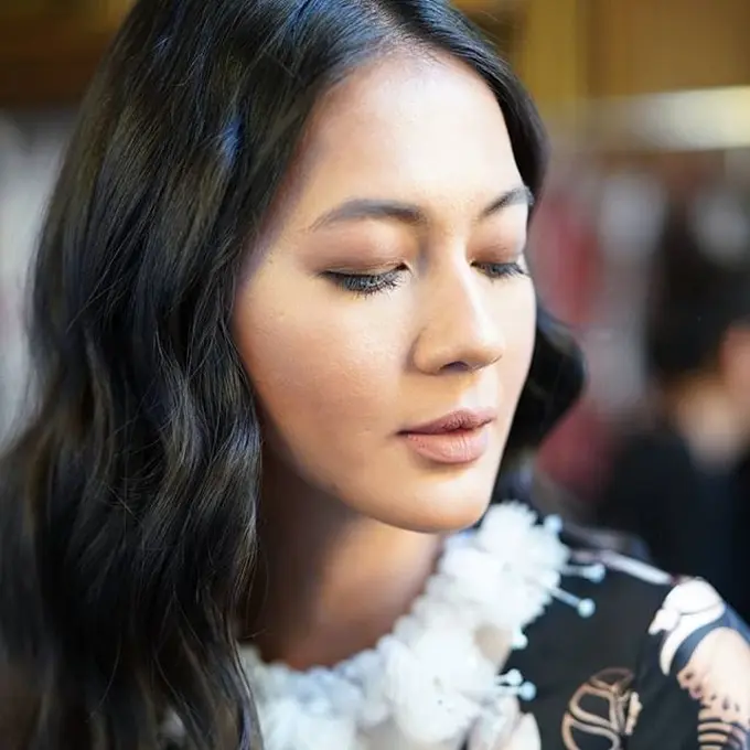 Champagne Gold Make Up Iringi Langkah Paula Verhoeven di Paris Fashion Show