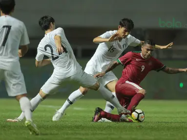Beto Goncalves mencoba keluar dari kepungan pemain Korea Selatan U-23 pada laga uji coba di Stadion Pakansari, Bogor, (23/6/2018).  Indonesia U-23 kalah 1-2 dari Korea U-23. (Bola.com/Nick Hanoatubun)