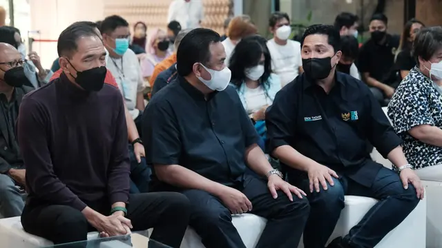 Gita Wirjawan dan Erick Thohir tampak menyaksikan penampilan penyanyi Alonzo Brata di Sarinah Jazz Day International