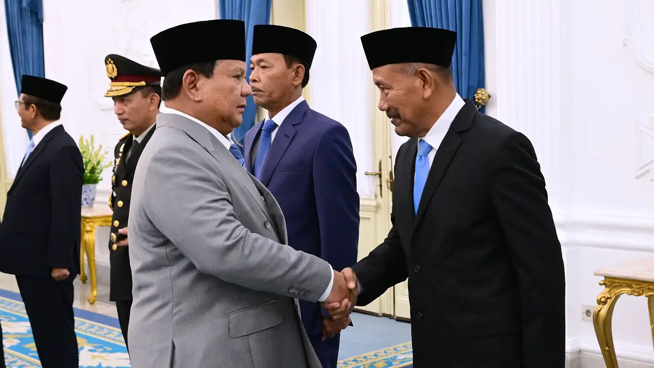 Presiden Prabowo Subianto resmi melantik Jenderal (Purn) Pol Badrodin Haiti sebagai anggota Komisi Percepatan Reformasi Polri di Istana Merdeka.