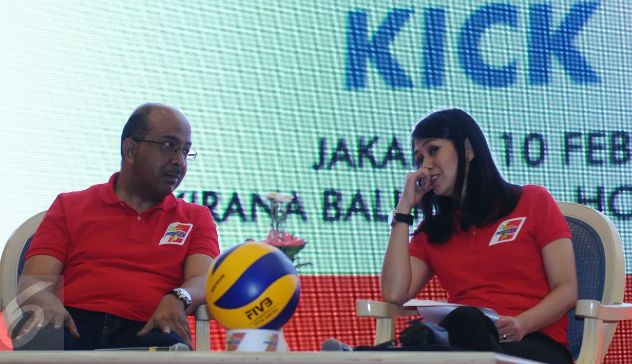 Direktur Proliga, Hanny S Surkatty (kiri) berbincang dengan Wianda Pusponegoro (Vice President for Corporate Communication PT. Pertamina) saat peluncuran Pertamina Proliga 2016 di Jakarta, Rabu (10/2/2016). (Liputan6.com/Helmi Fithriansyah)