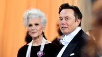 CEO dan chief engineer SpaceX Elon Musk (kanan) bersama ibunya supermodel Maye Musk menghadiri acara Met Gala 2022 di Metropolitan Museum of Art, New York, Amerika Serikat, 2 Mei 2022. Tema Met Gala 2022 adalah "In America: An Anthology of Fashion". (ANGELA WEISS/AFP)