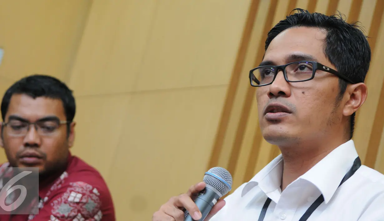 Kabiro Humas KPK, Febri Diansyah memberi keterangan kepada awak media di gedung KPK, Jakarta, Selasa (6/12). Dalam keterangan tersebut, KPK telah menetapkan Bupati Nganjuk, Taufiqurahman sebagai tersangka kasus dugaan korupsi. (Liputan6.com/Helmi Affandi)