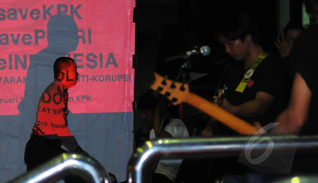 Kelompok musik Simponi beraksi dalam diskusi musikal antikorupsi di Gedung KPK, Jakarta, Rabu (4/2/2015). Kegiatan tersebut diisi dengan penampilan sejumlah kelompok musik, orasi dan diskusi seputar antikorupsi. (Liputan6.com/Faisal R Syam)