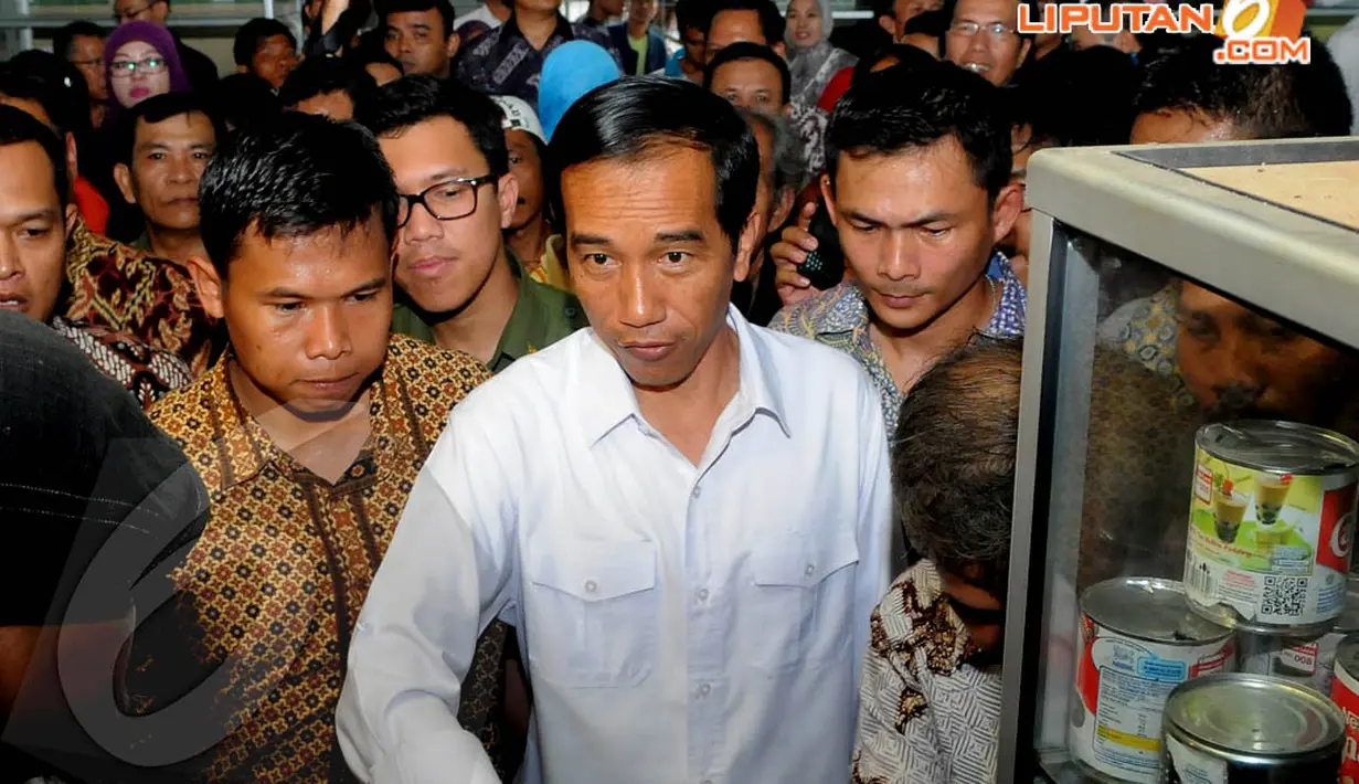 Kepada para pedagang dan pengunjung yang datang, Jokowi minta ditraktir, Blok G Tanah Abang, Senin (14/04/2014) (Liputan6.com/Herman Zakharia).