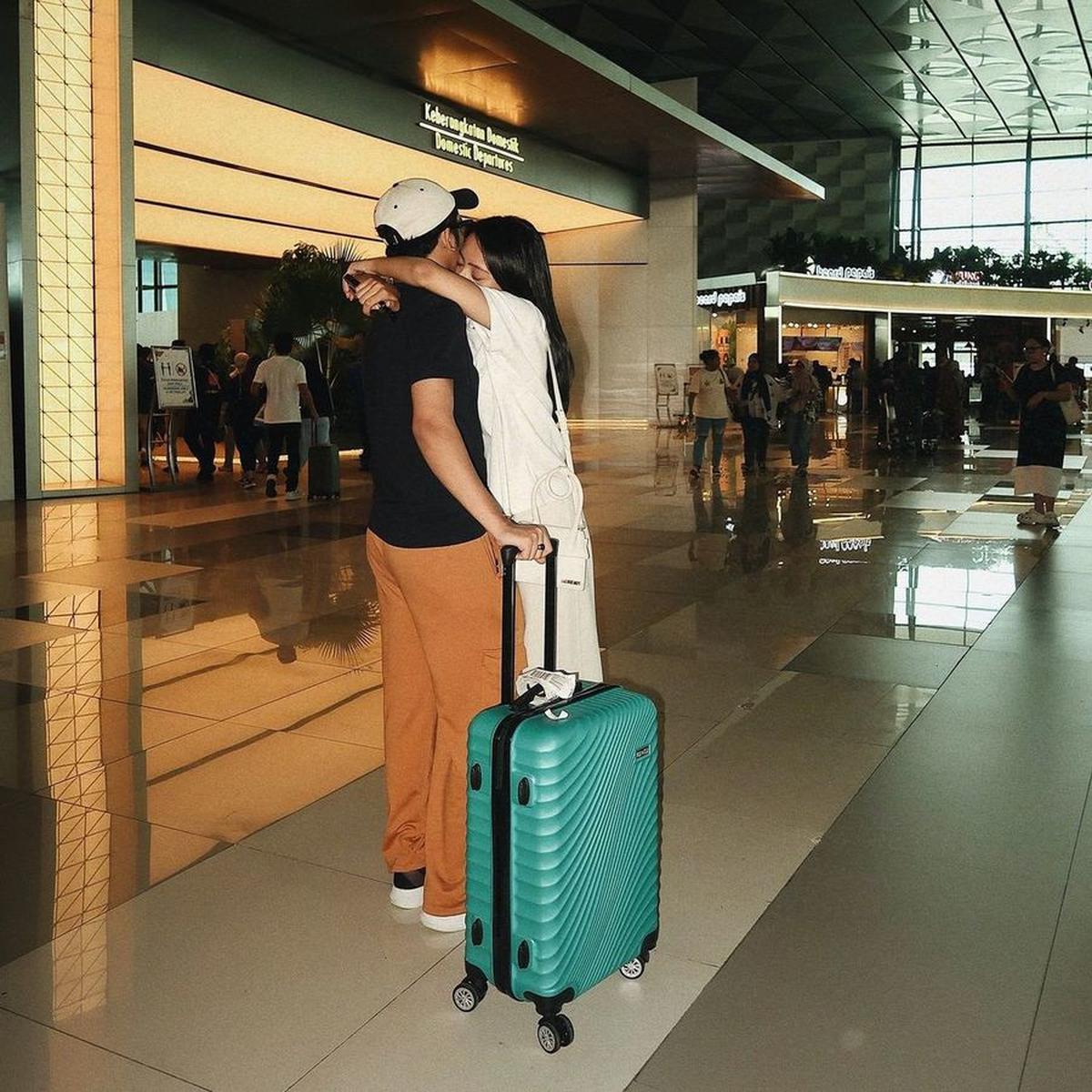 "Gak usah ganggu kebahagiaan orang lain, dengan komen cepat banget, pasti itu nggak mudah, pasti prosesnya juga sulit banget. Tapi hidup tetap berjalan dan kita juga nggak tau apa yang telah mereka rasakan," komentar seorang netizen.