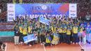 Selebrasi para pemain, pelatih dan ofisial Tim Voli Putri Petrokimia Gresik Pupuk Indonesia dengan trofi juara Livoli Divisi Utama 2023 setelah mengalahkan TNI AU pada laga grand final di di GOR Joyoboyo, Kediri, Sabtu (9/12/2023) malam WIB. Petrokimia Gresik Pupuk Indonesia menang 3-0 (25-21, 25-23, 25-16). (PBVSI)