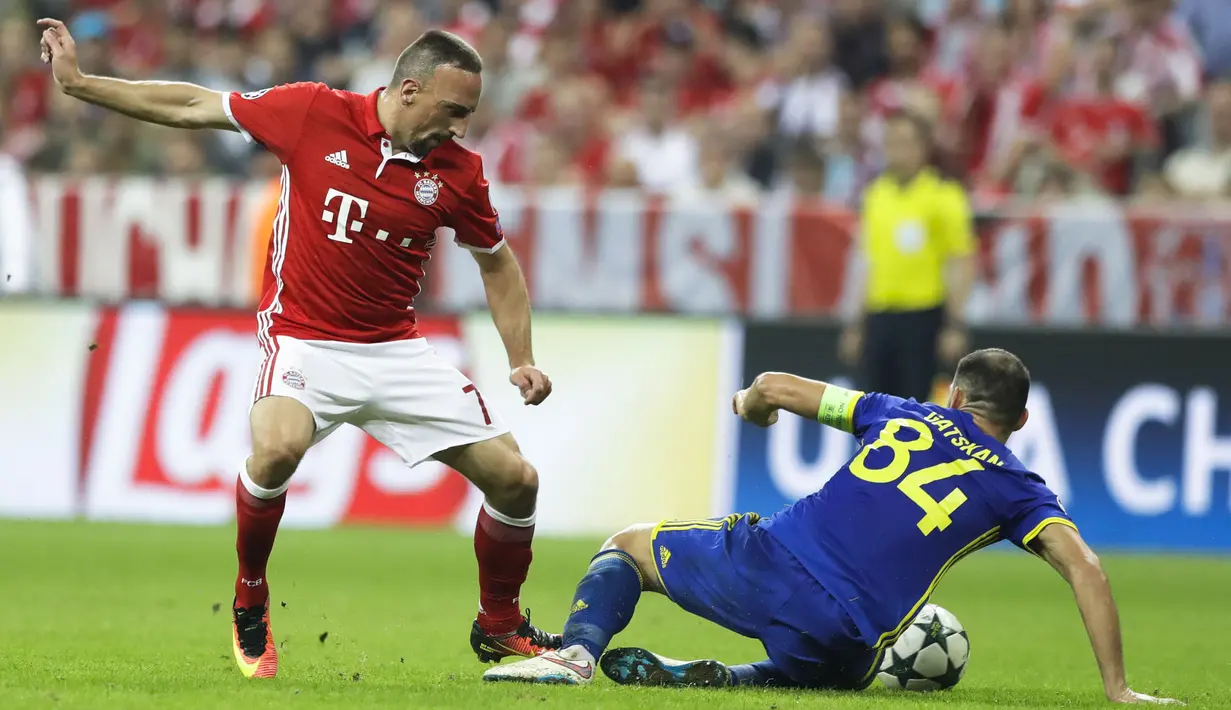 Franck Ribery merebut bola dari pemain FK Rostov, Aleksandr Gatskan pada laga grup D Liga Champions di Allianz Arena, Munich, Jerman, (14/9/2016) dini hari WIB. (AP Photo/Matthias Schrader)