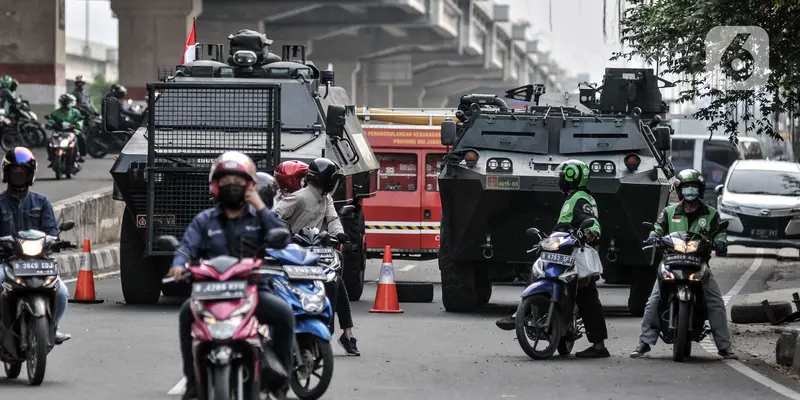 FOTO: Penyekatan PPKM Darurat, Kendaraan Taktis TNI-Polri Tutup Jalan Kalimalang