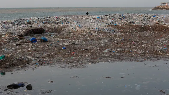Badai Seret Sampah ke Pantai Lebanon