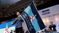 Ketum Partai Demokrat, Agus Harimurti Yudhoyono (AHY) membawa bendera Partai Demokrat usai terpilih secara aklamasi dalam Kongres V Partai Demokrat di JCC, Jakarta, Minggu (15/3/2020). AHY menggantikan Susilo Bambang Yudhoyono menjadi ketum partai. (Liputan6.com/Dok Partai Demokrat)