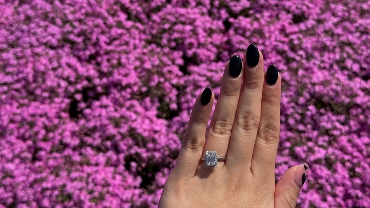 Potret Ranty Maria Pamer Cincin Berlian di Jari Manis, Segera Dinikahi Rayn Wijaya Usai Setahun Dilamar?