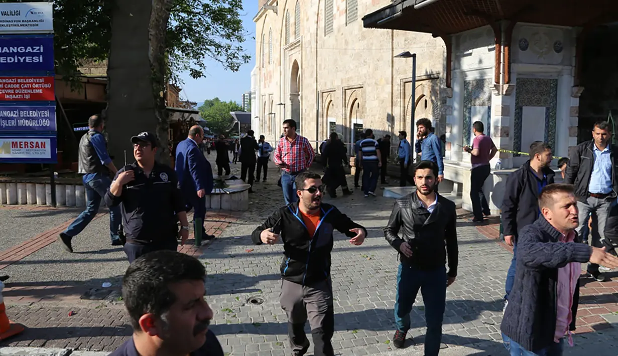 Petugas kepolisian memblokir area lokasi ledakan yang terjadi di Bursa, bagian barat Turki, Rabu (27/4). Sedikitnya 10 orang terluka dalam ledakan yang berasal dari aksi bom bunuh diri yang dilakukan seorang wanita. (Onur YURTSEVER/AFP)