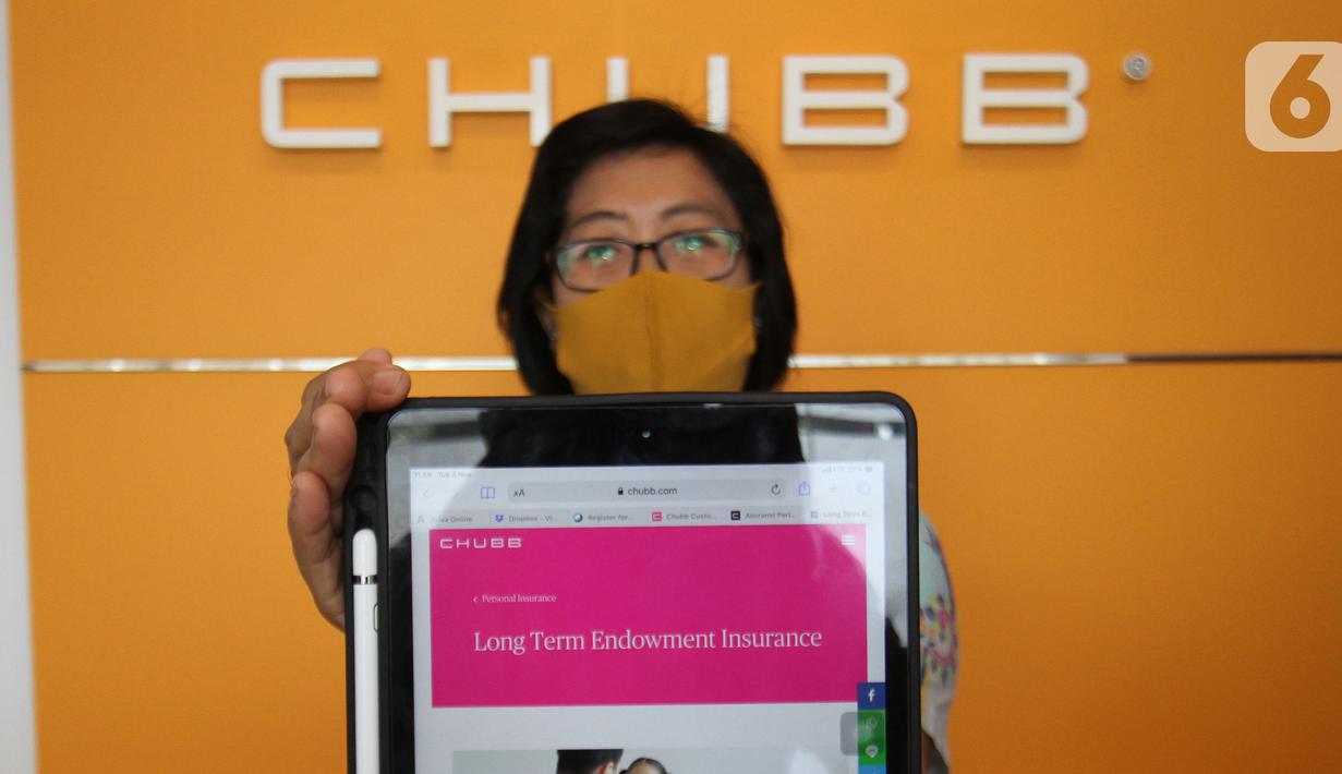 Model menunjukkan situs Chubb Life Indonesia di Chubb Life Tangerang, Rabu (04/11/2020). Chubb Life Indonesia menghadirkan tampilan berbeda dengan desain  kantor terbaru yang lebih modern dan menarik bagi milenial dengan menerapkan   physical distancing. (Liputan6.com/Fery Pradolo)