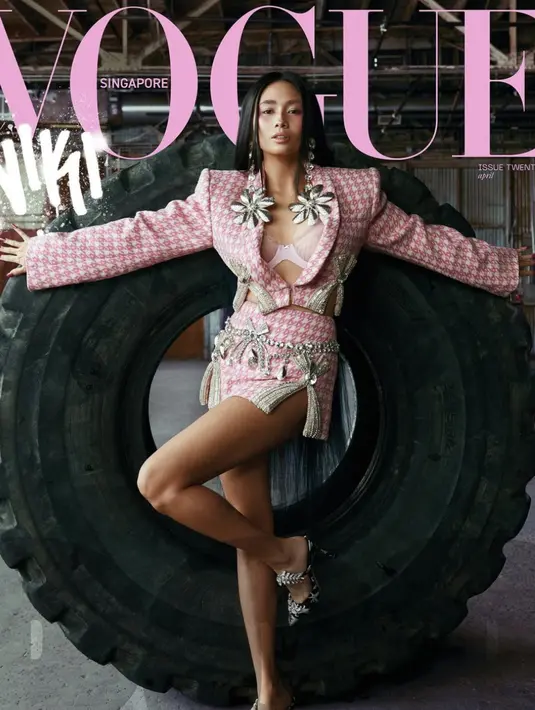 Tampil di majalah Vogue sIngapura, Niki Zefanya tampil memukau dalam balutan blazer dan mini dress bermotif houndstooth. Kesan unik semakin terlihat dengan aksen rhinestones penuh pernyataan. [Foto: Instagram/ Niki Zefanya.dok & @charlie__chops]