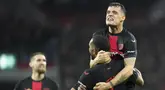 Jonathan Tah dari Bayer Leverkusen melakukan selebrasi bersama Granit Xhaka usai mencetak gol ke gawang Stuttgart pada laga perempat final DFB Pokal di Stadion BayArena, Rabu (7/2/2024).  Leverkusen menang dengan skor 3-2.  (Foto AP/Martin Meissner)