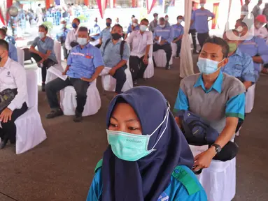 Pelaku transportasi saat menunggu vaksinasi COVID-19 Ndi Terminal Kampung Rambutan, Jakarta, Kamis (10/6/2021). Vaksinasi massal ini untuk 1.000 orang yang terdiri dari para supir bus, kernet, pedagang usaha kecil dan mikro di Terminal Kampung Rambutan. (Liputan6.com/Herman Zakharia)