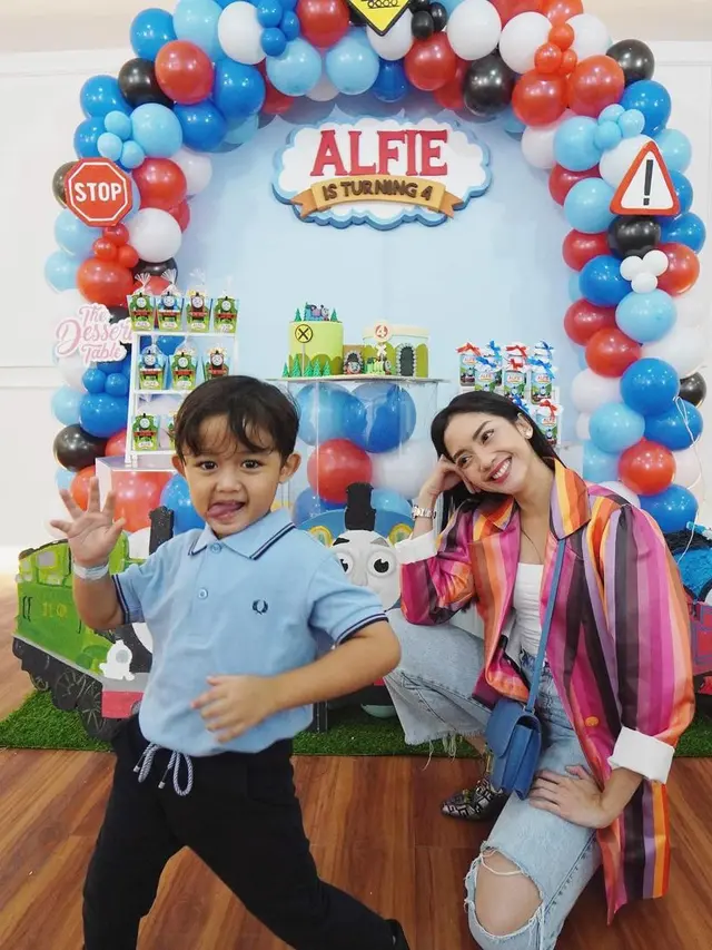 Ririn Dwi Ariyanti rayakan ulang tahun anak ketiga tanpa kehadiran Aldi Bragi