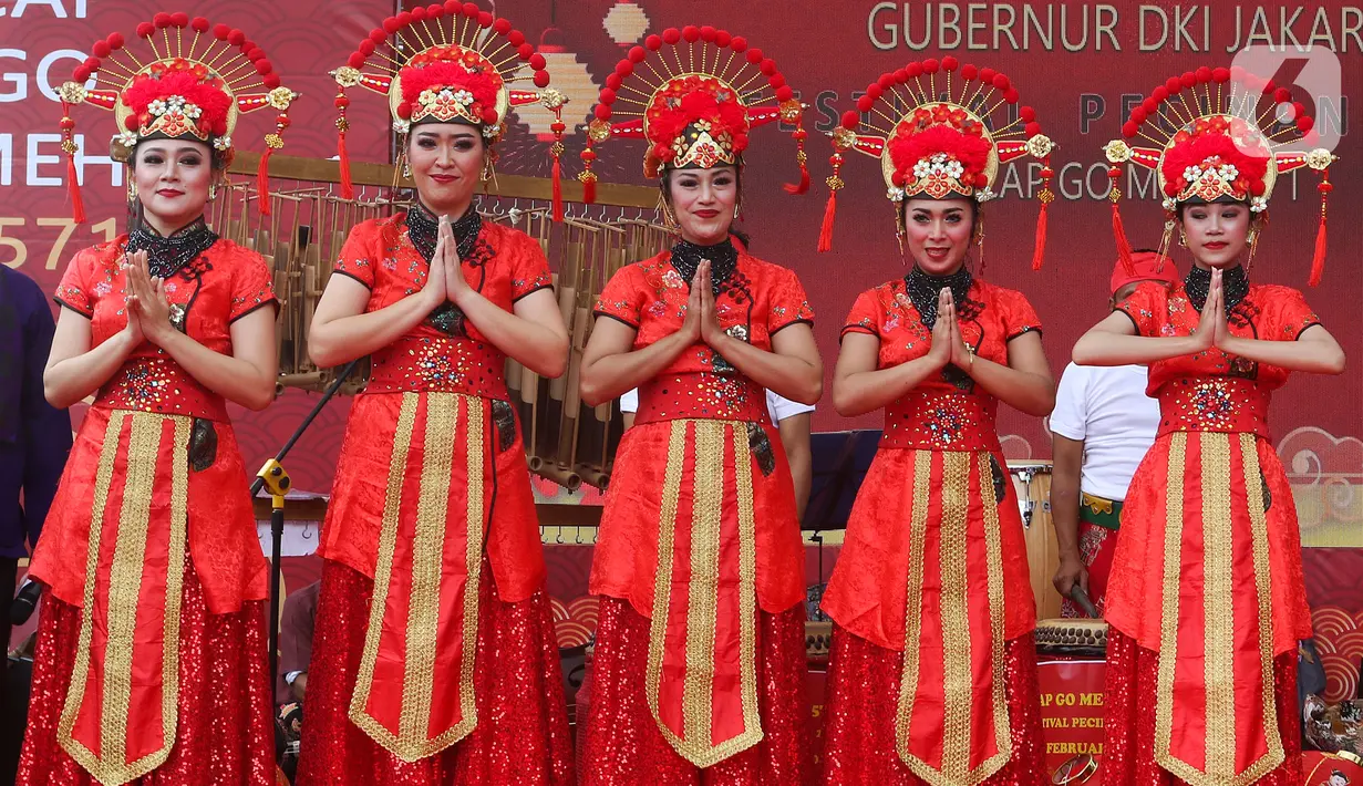 Penampilan sejumlah wanita saat puncak perayaan Cap Go Meh 2571 di Jalan Pancoran, Glodok, Tamansari, Jakarta Barat, Sabtu (8/2/2020). Cap Go Meh 2571 dimeriahkan berbagai atraksi seni budaya China dan Betawi. (Liputan6.com/Johan Tallo)