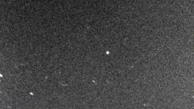 Potret Asteroid 1998 OR berupa gumpalan putih cerah di tengah. (Live Stream/Gian Masi)