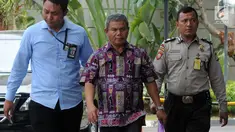 Petugas Pemeriksa Pajak Wilayah Maluku-Papua Sulimin Ratmin (batik), yang diamankan oleh KPK dalam OTT di Ambon, tiba untuk pemeriksaan di Jakarta, Kamis (4/10). KPK melakukan OTT terkait dengan pengurangan pembayaran pajak. (Merdeka.com/Dwi Narwoko)