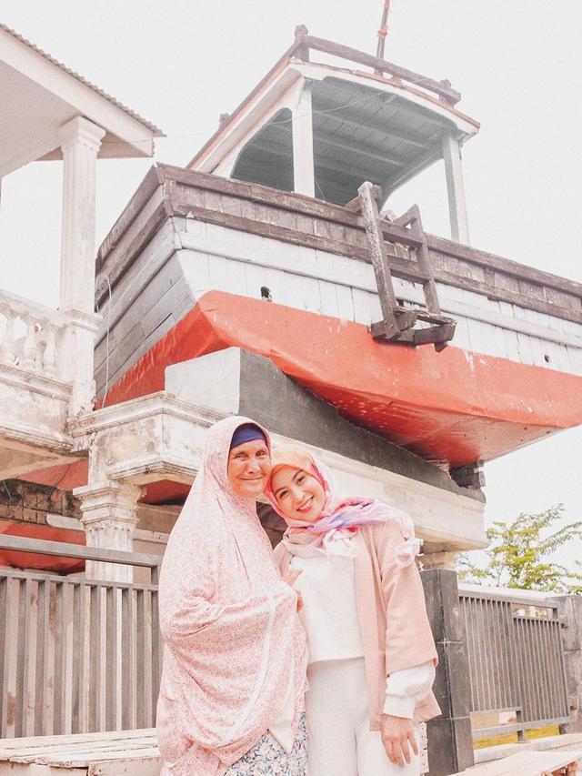 Pesona Awkarin Berhijab Saat Liburan di Aceh (sumber: instagram/@awkarin)