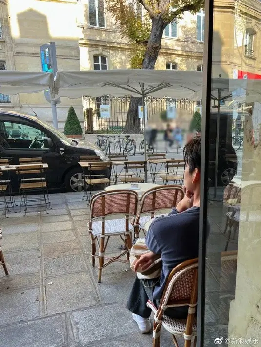 Kim Woo Bin tampak belakang. Dia bersantai sambil menikmati suasana kota Paris. (Foto: @ixww99 on Weibo via Allkpop)