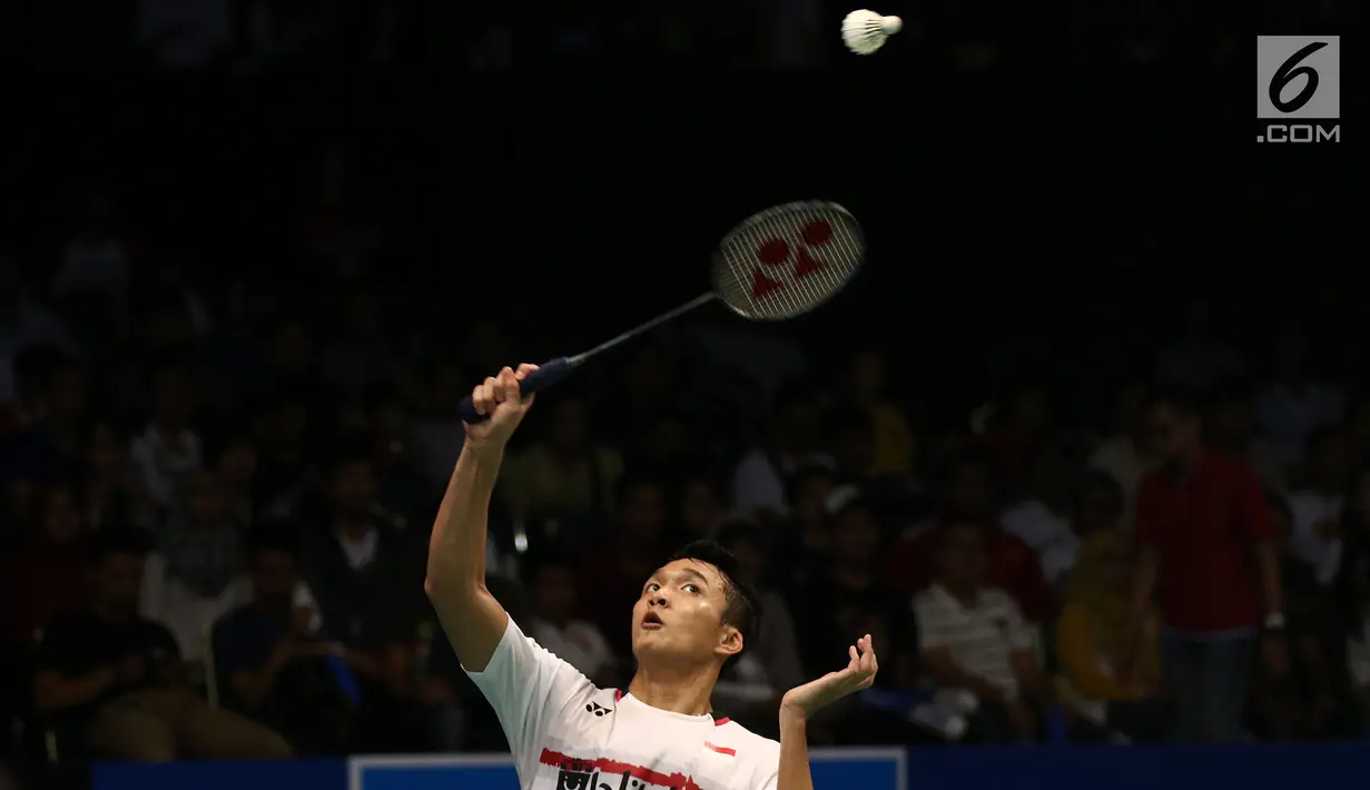 Tunggal Putra Indonesia, Jonatan Christie melakukan smes ke arah pebulu tangkis Tiongkok, Chen Long di Babak Kedua Indonesia Open 2017 di JCC Plenary Hal, Jakarta, Kamis (15/6). Jonatan kalah 9-21, 7-21. (Liputan6.com/Helmi Fithriansyah)