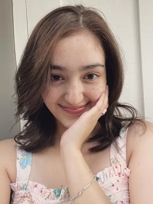 Tak kalah menarik, Ranty Maria kini berfoto selfie memamerkan kecantikan wajahnya dengan freckless. Tak hanya itu, Ranty Maria juga memamerkan rambutnya yang baru saja dipotong lebih pendek. Foto: Instagram.