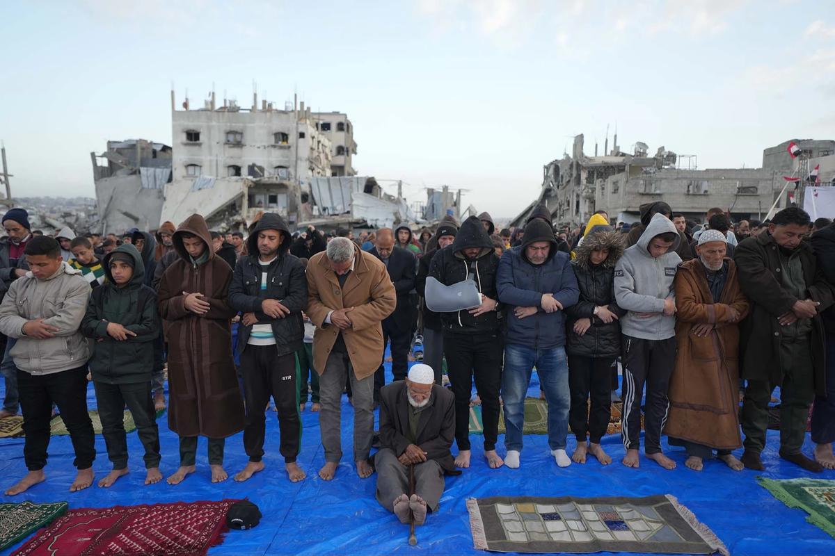 FOTO: Salat Idul Fitri di Tengah Reruntuhan Gaza