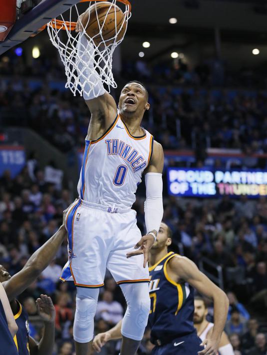 Pebasket Oklahoma City Thunder, Russell Westbrook, memasukkan bola saat melawan Utah Jazz pada laga NBA di Chesapeake Energy Arena, Rabu (6/12/2017). Thunder menang 100-94 atas Jazz. (AP/Sue Ogrocki)