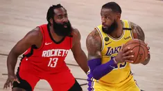 Pebasket LA Lakers, LeBron James, berebut bola dengan pebasket Houston Rockets, James Harden, pada semifinal playoff NBA di ESPN Wide World Sports, Orlando, Jumat (11/9/2020). LA Lakers menang 110-100 atas Houston Rockets. (AFP/Michael Reaves/Getty Images)