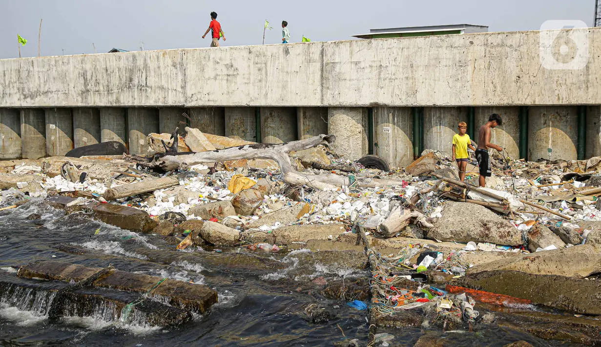 Aktivitas masyarakat di kawasan Cilincing, Jakarta, Selasa (2/8/2021). Lembaga Antariksa Amerika Serikat (NASA) memperkirakan wilayah Jakarta bagian Utara akan tenggelam akibat kenaikan permukaan air laut imbas pemanasan global dan pencairan lapisan es. (Liputan6.com/Faizal Fanani)