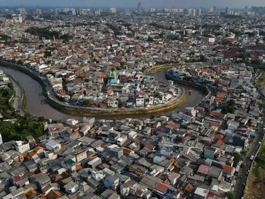 Foto udara aliran Sungai Ciliwung di kawasan Kampung Melayu, Jakarta, Rabu (28/6/2023). (Liputan6.com/Herman Zakharia)