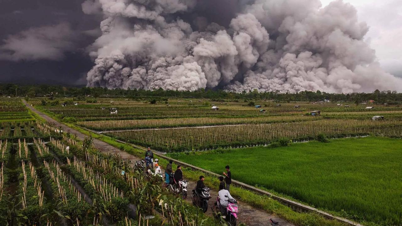 FOTO: Dahsyatnya Aliran Piroklastik Gunung Semeru di Tengah Status Awas